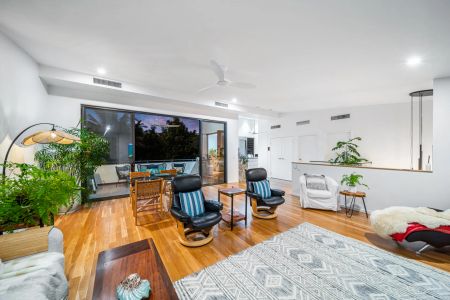 Luxurious living within an exclusive pocket of Point Arkwright - Photo 5