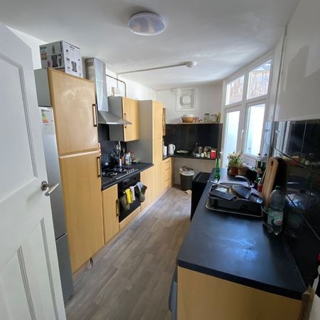 4 Bed Semi-Detached House, Dugar Walk, BS6 - Photo 3