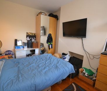 3 bed Flat for Rent - Photo 2