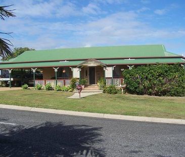 WELL MAINTAINED & PRESENTED COLONIAL DESIGNED HOME WITH CHARM & CHA... - Photo 5