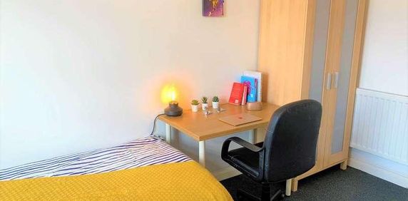 En-suite Room, On Board Street, Salford, M6 - Photo 2