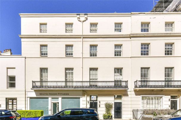 An unfurnished third floor property situated on one of London's prime Belgravia streets. - Photo 1