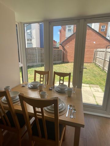 4 Bed Semi-Detached House, Lockside Place, CV1 - Photo 3