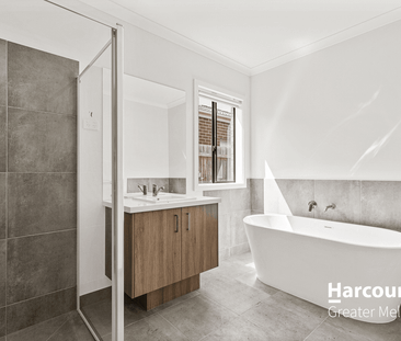 Stunning Brand New Family Home in Brookfield - Photo 1