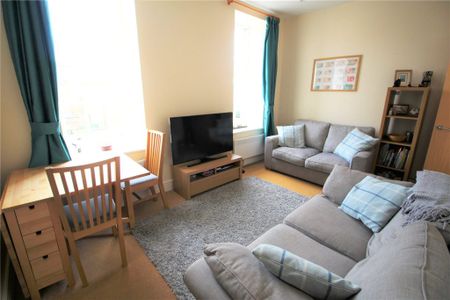 2 Bedroom Flat / Apartment - Consort Mews, Knowle - Photo 3