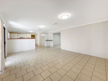 4 Bedroom home in Orana Heights - Photo 2