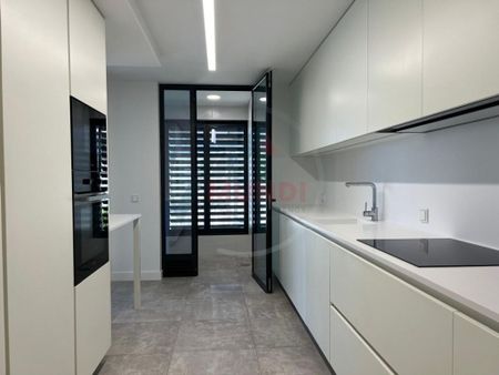 4 room luxury Flat for rent in Marginal, Porto, Distrito do Porto - Photo 3