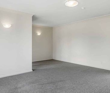 Sunny Two bedroom – Great Location! - Photo 3