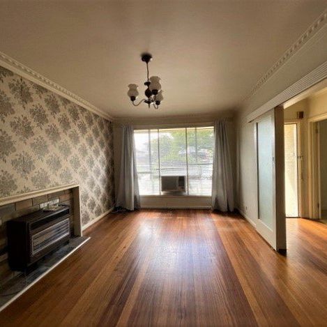 PRIME LOCATION – 2 BEDROOM UNIT IN MCKINNON SECONDARY ZONE! - Photo 1