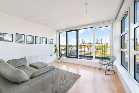 Ideally situated on the southern tip of the Isle of Dogs, this neutrally presented two bedroom flat offers naturally light and generous living space. - Photo 2