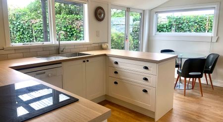 Gorgeous Renovated Fully Furnished Character Villa in Prime Location! - Photo 2