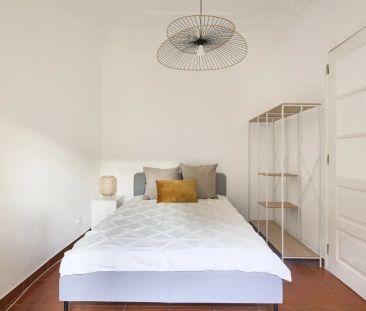 Room in a shared 4-bedroom apartment for rent in Lisbon. - Photo 3