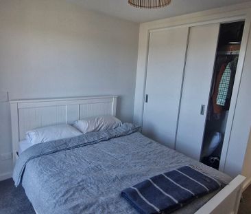 Sunny Modern Johnsonville Living — 3 Bed + Parking - Photo 5