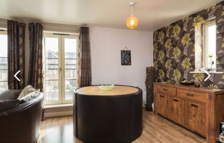 Bolton House, Lawrence Street - P10591 - Photo 2