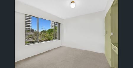 Air-conditioned Top Floor Apartment - Photo 3