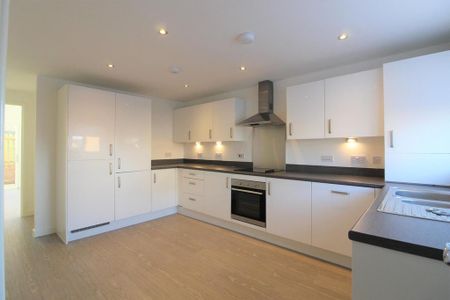 4 bedroom semi-detached house to rent - Photo 3