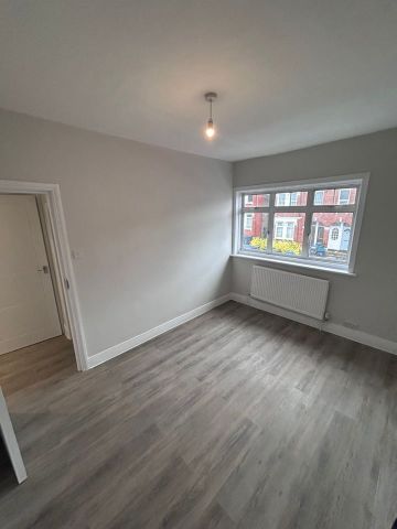 3 Bed Semi-Detached House, Grange Park Road, CR7 - Photo 2