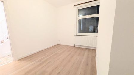 4 bedroom terraced house to rent - Photo 5