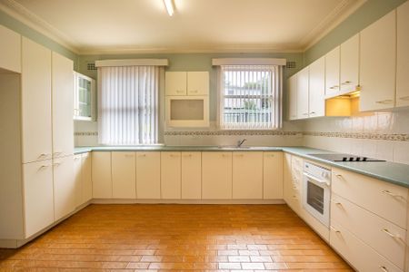 Charming Family Home - Photo 3