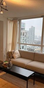 Bright & Modern 1-Bedroom Condo in Yaletown with Solarium - Photo 3