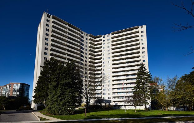 Large 2 Bedroom in Central Mississauga - Photo 1