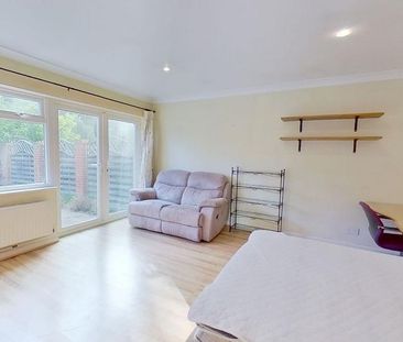 5 bedroom semi-detached house to rent - Photo 2