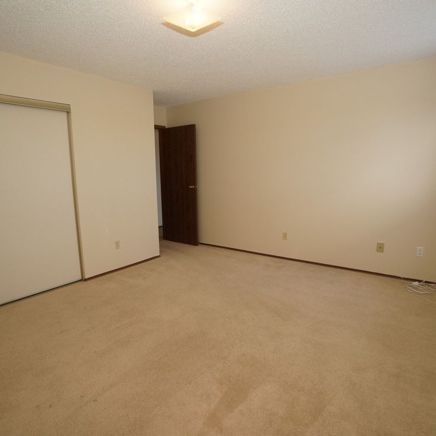 Sunset Manor - Photo 1