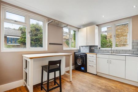 3 bedroom flat to rent - Photo 5