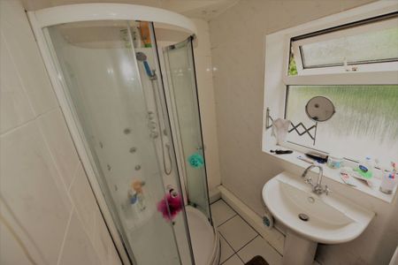 4 bedroom House in Newport View, Leeds - Photo 4