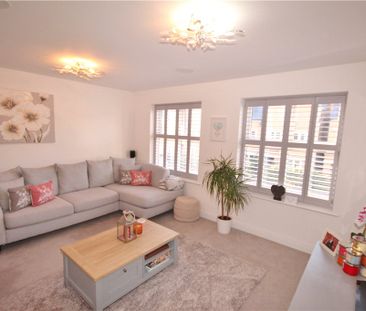 Queenswood Crescent, Englefield Green, Egham, Surrey, TW20 0AR - Photo 2