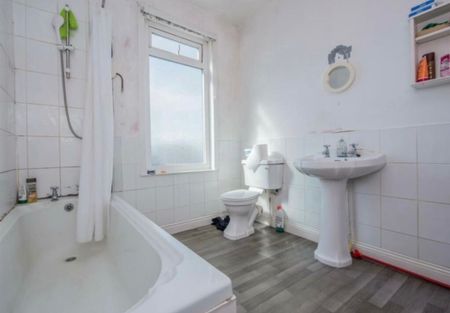 2 Bed Terraced House, Swallow Crescent, LS12 - Photo 5