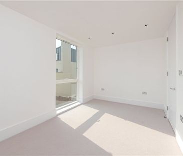 A wonderful ground floor, contemporary two bedroom, two bathroom, a... - Photo 2