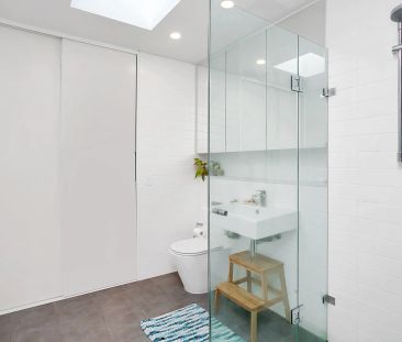 Light-Filled Lifestyle Apartment in a Prime Coastal Location - Photo 4