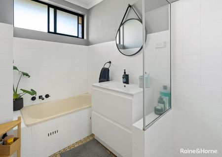 Top floor renovated two bedroom apartment - Photo 5