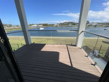For Lease: Stunning Family Home at 22 Michigan Way, Andergrove - Photo 4