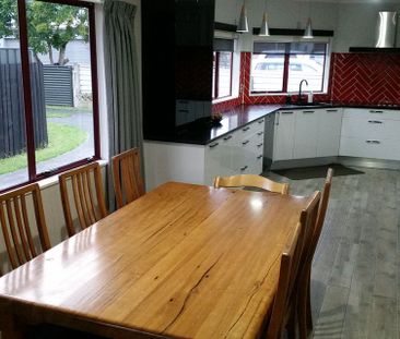 Spacious 4-Bedroom Omanu Family Home - Photo 3