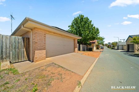 Spacious Family Home in the Heart of Gungahlin - Photo 2