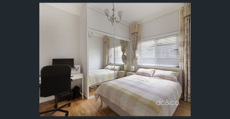 Period charm meets modern sophistication - Photo 5