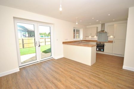 4 bedroom detached house to rent - Photo 2