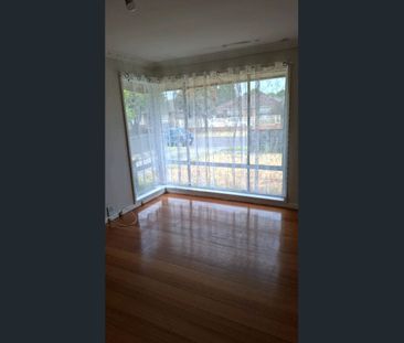 3 bedrooms plus study family home! - Photo 2