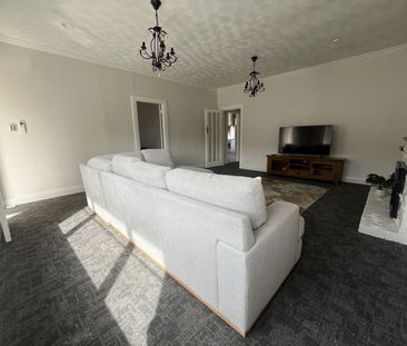 Beautiful Three-Bedroom Home in Prime Location! - Photo 5