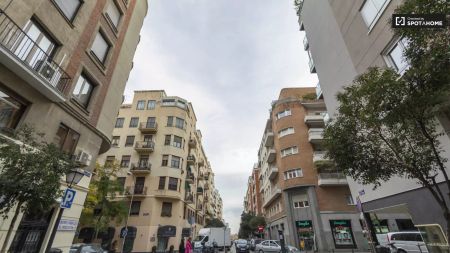 Room in a shared 7-bedroom apartment for rent in Goya, professionals and students only - Photo 5