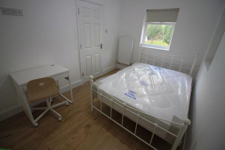 6 bedroom detached house to rent - Photo 2