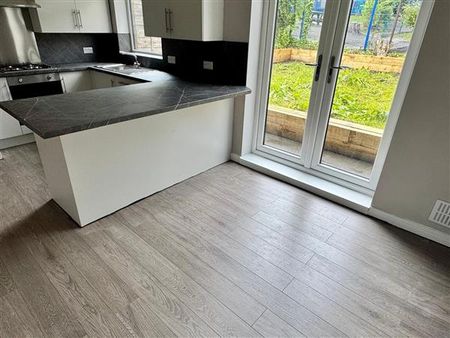 3 Bedroom Semi-Detached House For Rent in Sidney Road, Manchester - Photo 3