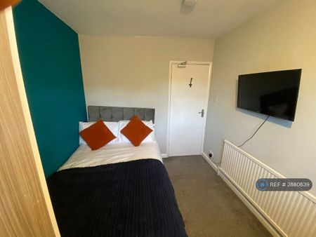1 bedroom in a house share to rent - Photo 2
