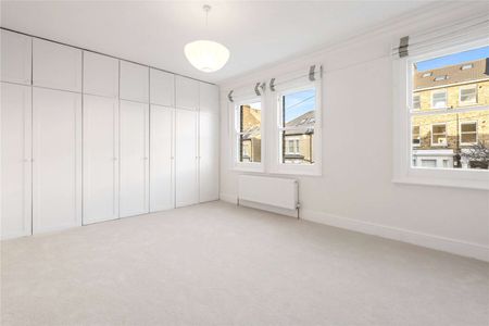 A lovely family home with grand proportions and a wider than average west facing garden. - Photo 3