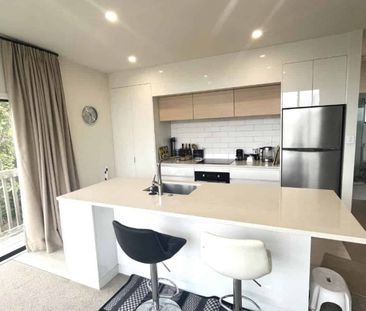 Modern and serene three-bedroom home with stunning views - Photo 5