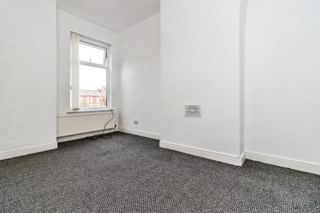 3 bedroom end of terrace house to rent - Photo 2