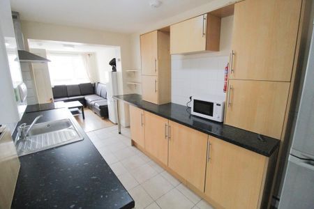 1 bedroom in a house share to rent - Photo 4