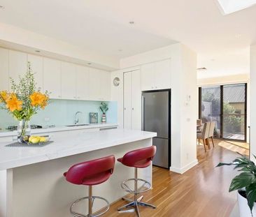 Loads of space and opposite the park! - Photo 5